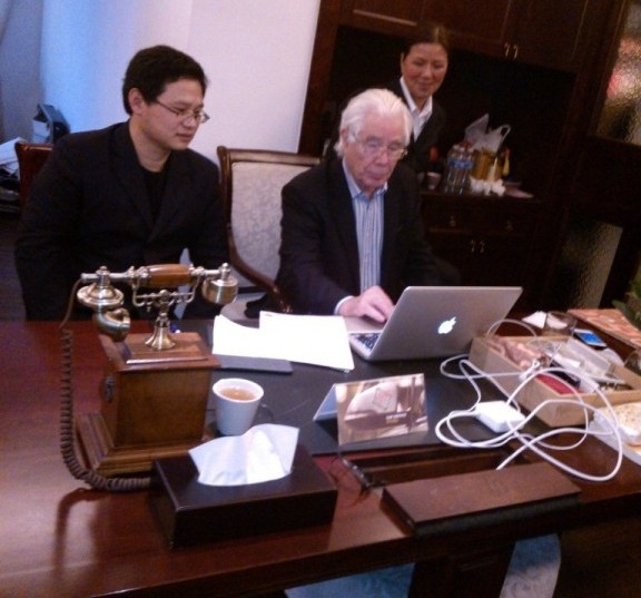British customer discuss technical details with our engineer(图1)
